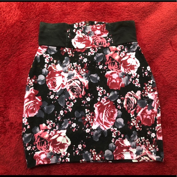 ✨🛍🎀2 Bodycon Skirts🎀🛍✨ - Picture 1 of 5
